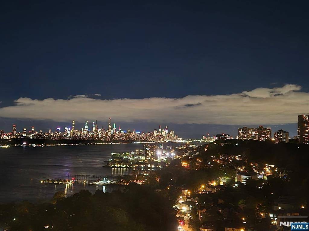 Fort Lee, NJ 07024,100 Old Palisade #1705