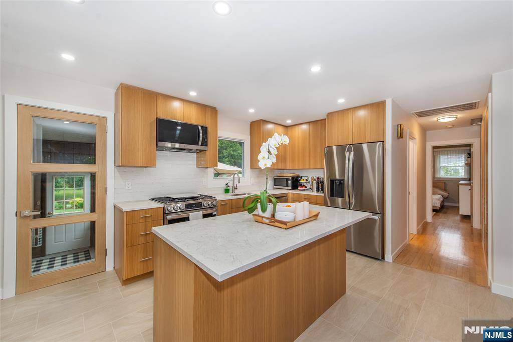 Wayne, NJ 07470,24 James ST