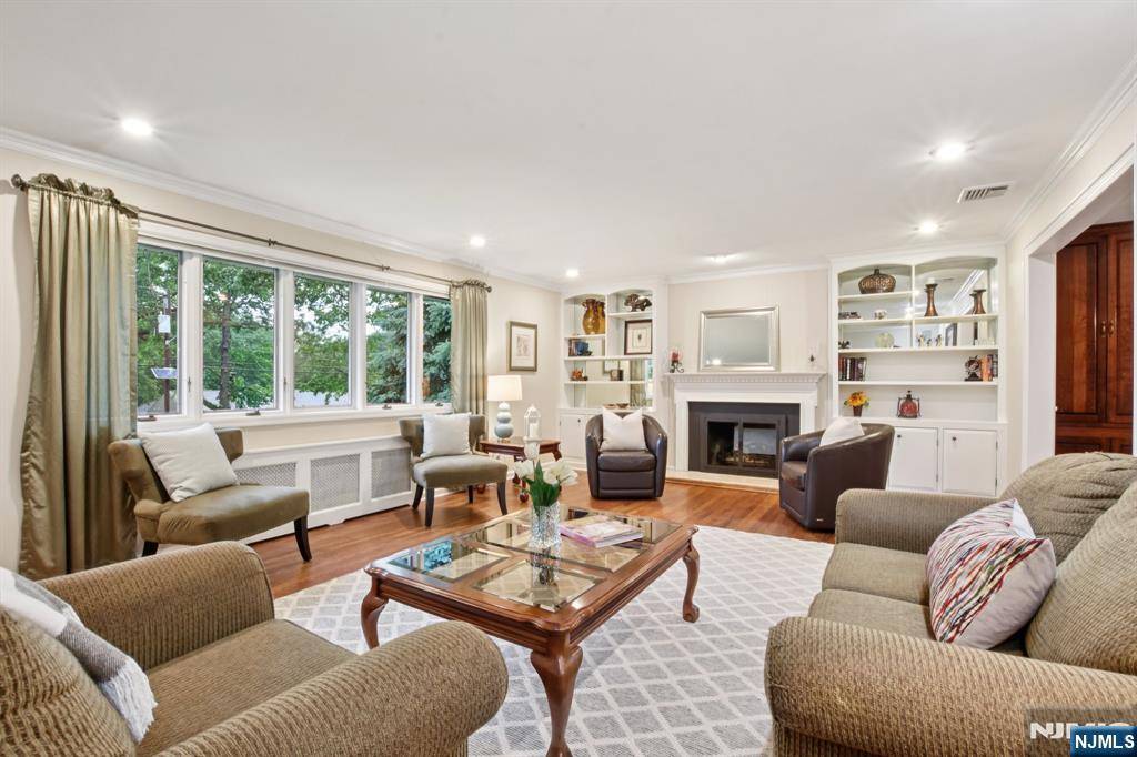 North Caldwell, NJ 07006,64 Evergreen DR