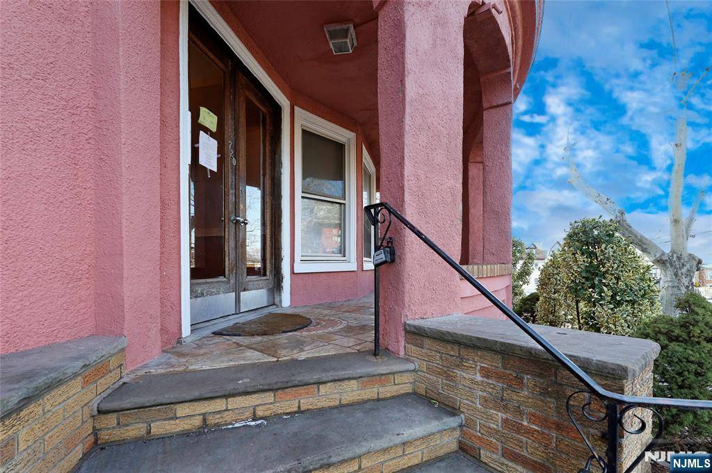 Weehawken, NJ 07086,720 Boulevard East #1E