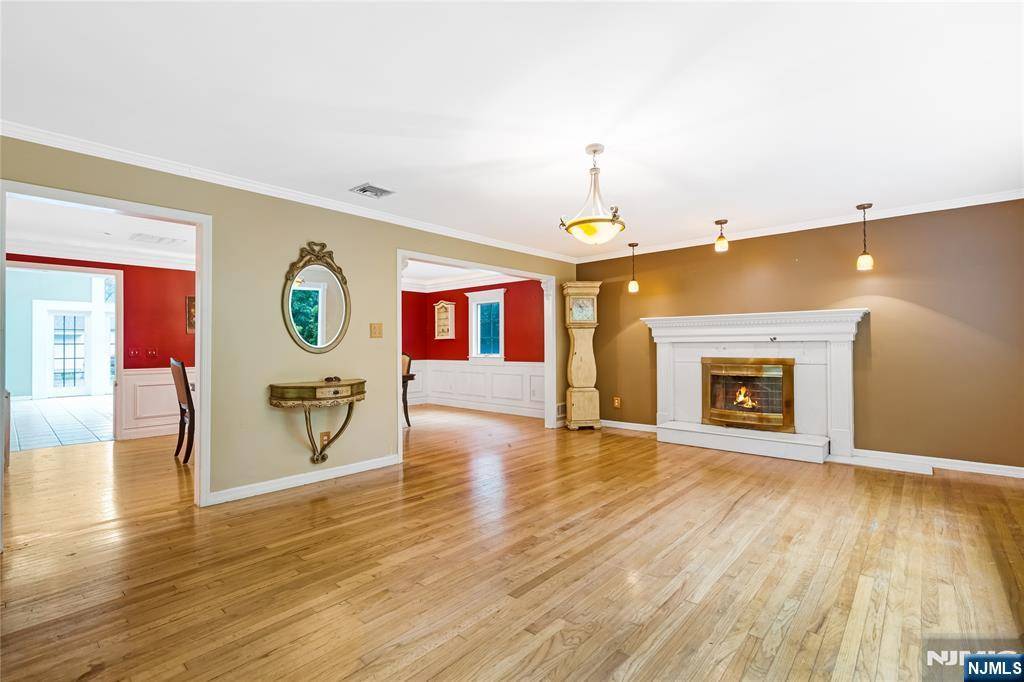Hillsdale, NJ 07642,111 Hillsdale AVE