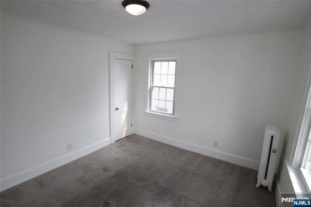 Lyndhurst, NJ 07071,160 Delafield AVE #2