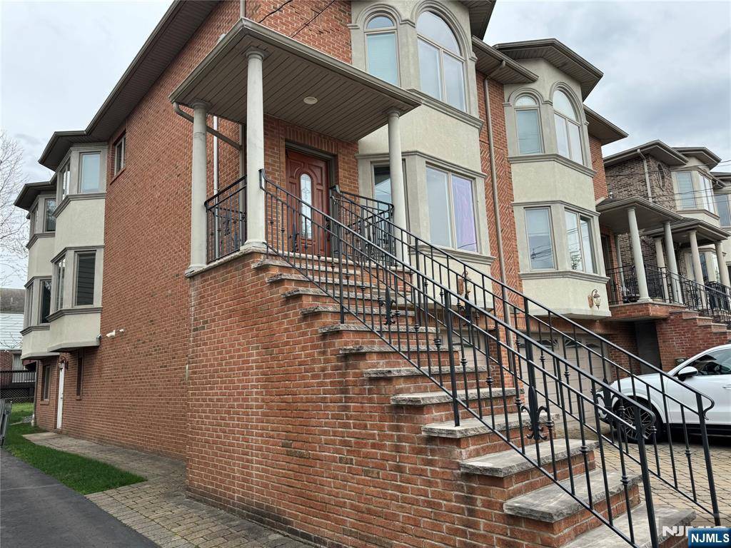 Palisades Park, NJ 07650,422A 2nd ST