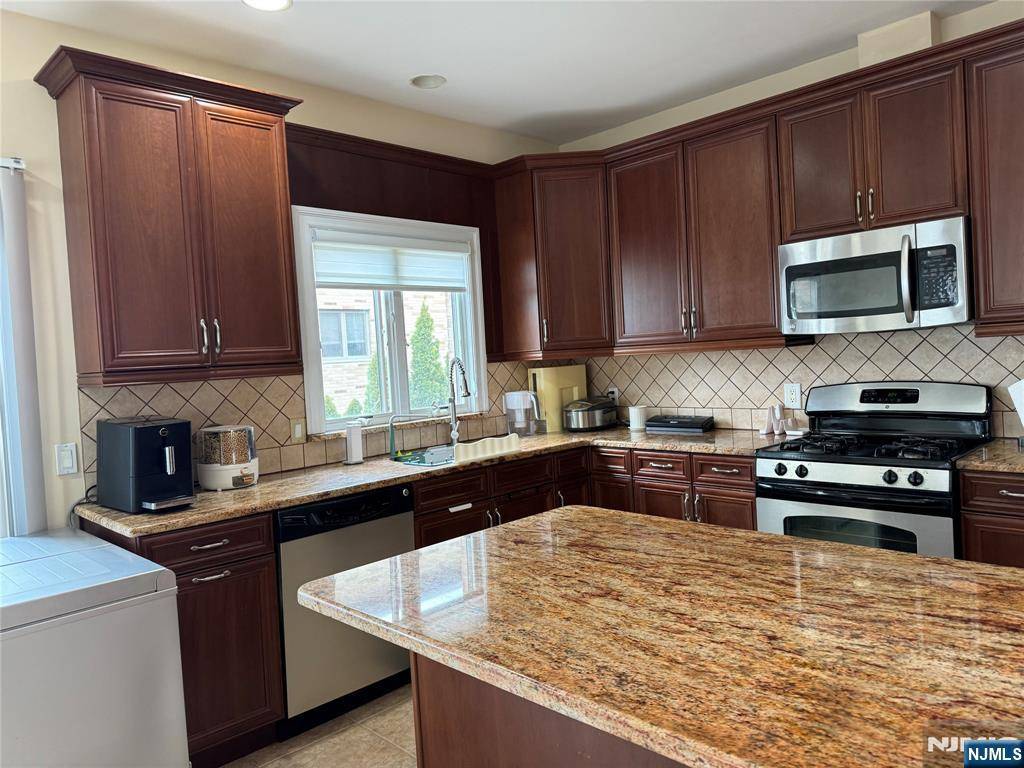 Palisades Park, NJ 07650,422A 2nd ST