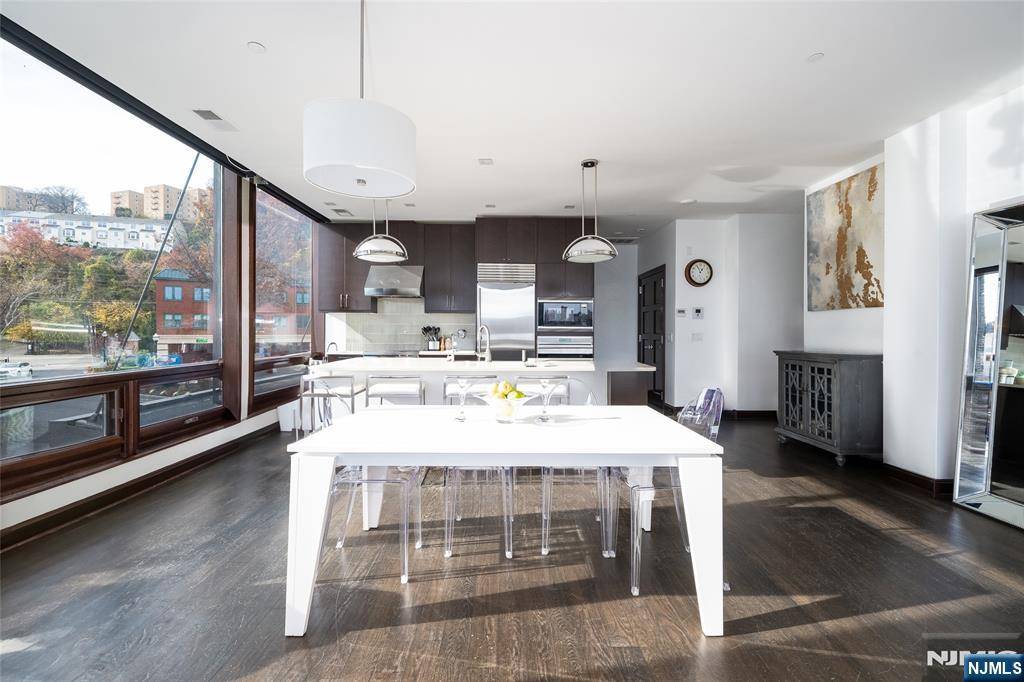 Edgewater, NJ 07020,9 Somerset LN #201