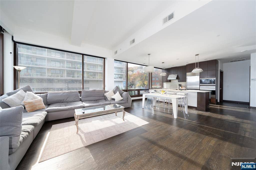 Edgewater, NJ 07020,9 Somerset LN #201