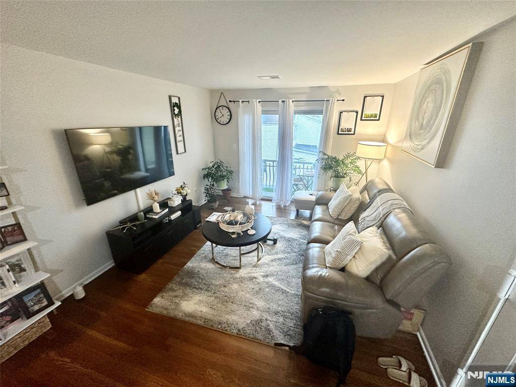 Newark, NJ 07105,272 Walnut ST #1303