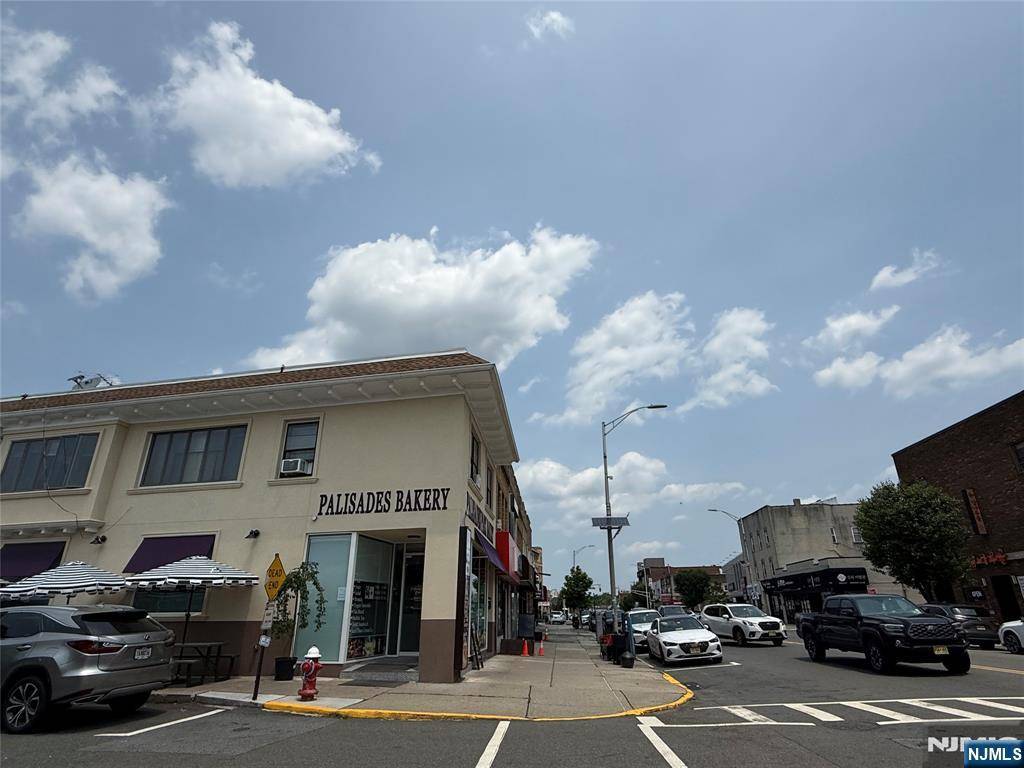 Palisades Park, NJ 07650,325 Broad AVE