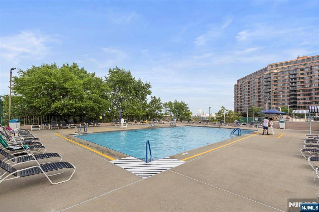 Cliffside Park, NJ 07010,300 Winston #707