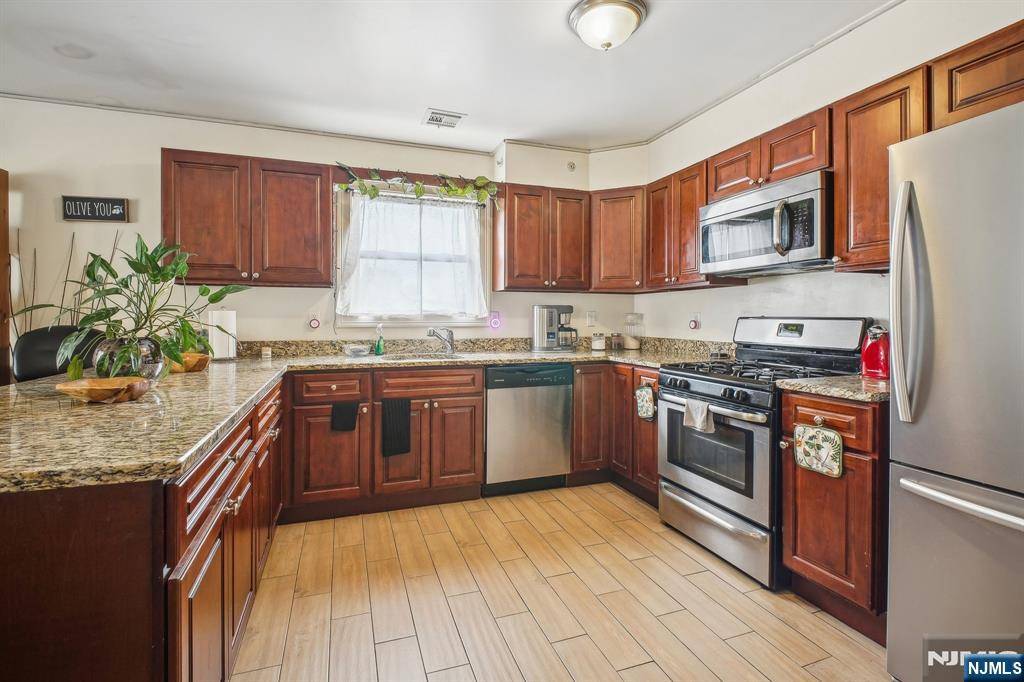 Newark, NJ 07104,219 Summer AVE