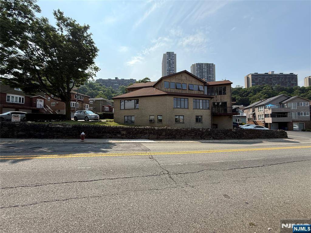 Edgewater, NJ 07020,7 Sterling PL
