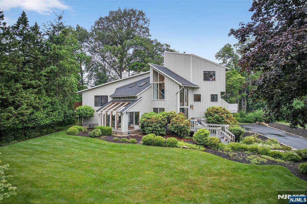 Mahwah, NJ 07430,11 Country LN