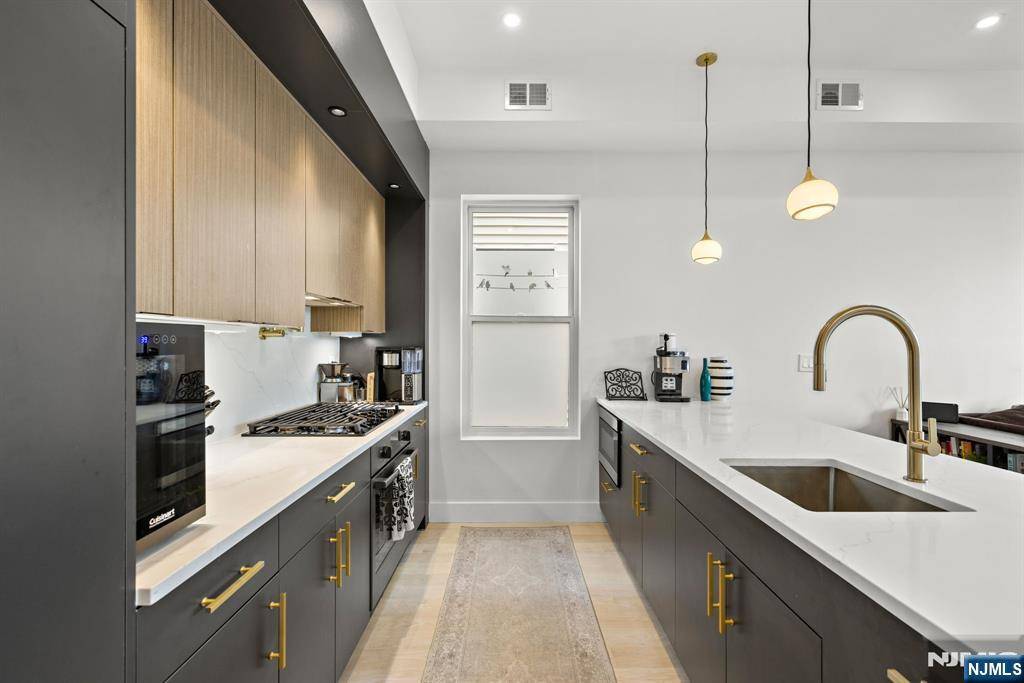 Jersey City, NJ 07304,177 Pine ST #2