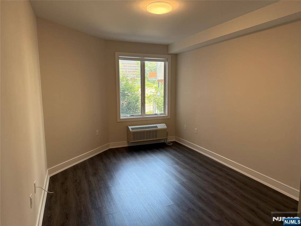 Fort Lee, NJ 07024,470 Main ST #401
