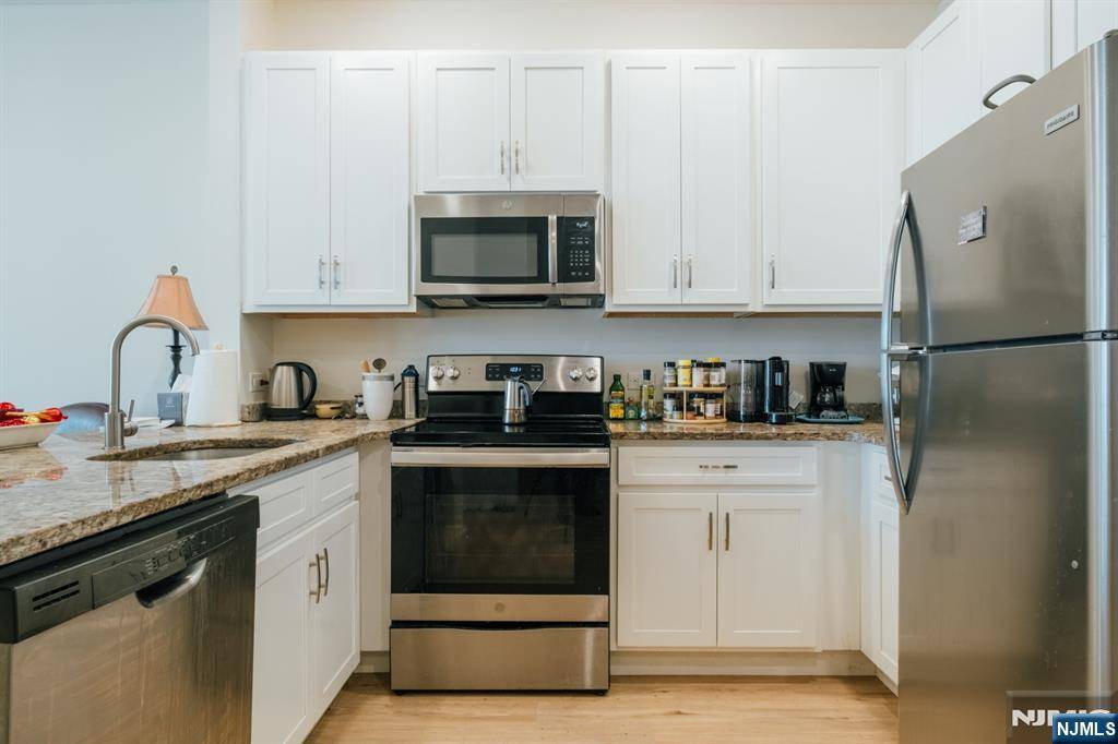 Norwood, NJ 07648,521 Livingston ST #205
