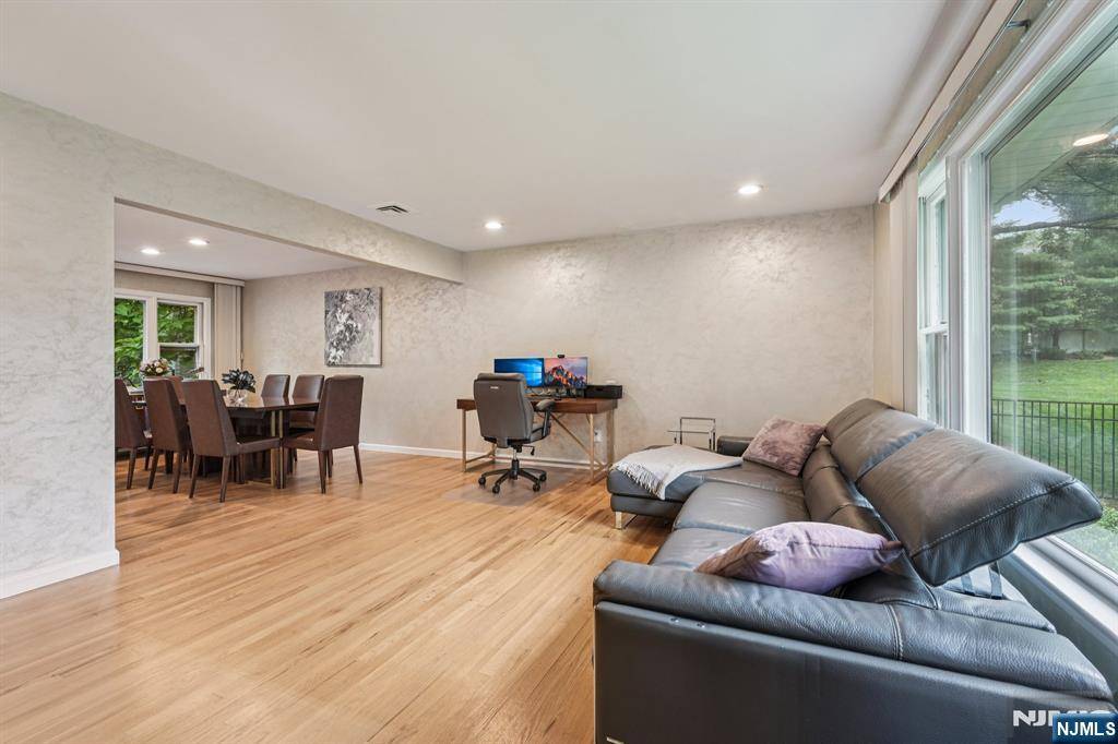 Paramus, NJ 07652,839 Carter LN