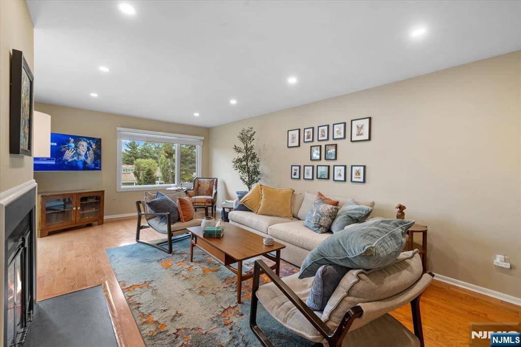 Mahwah, NJ 07430,206 Wind Hollow CT