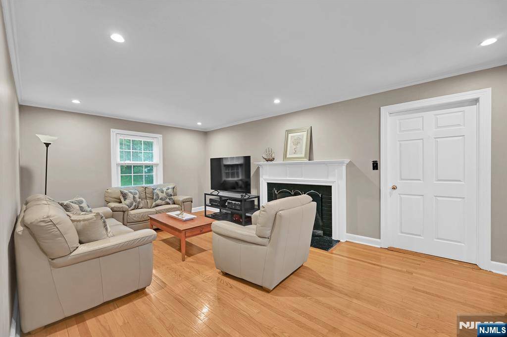 Livingston, NJ 07039,329 Hillside AVE
