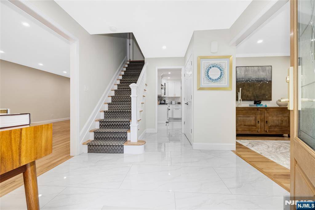Woodcliff Lake, NJ 07677,15 Kings CT