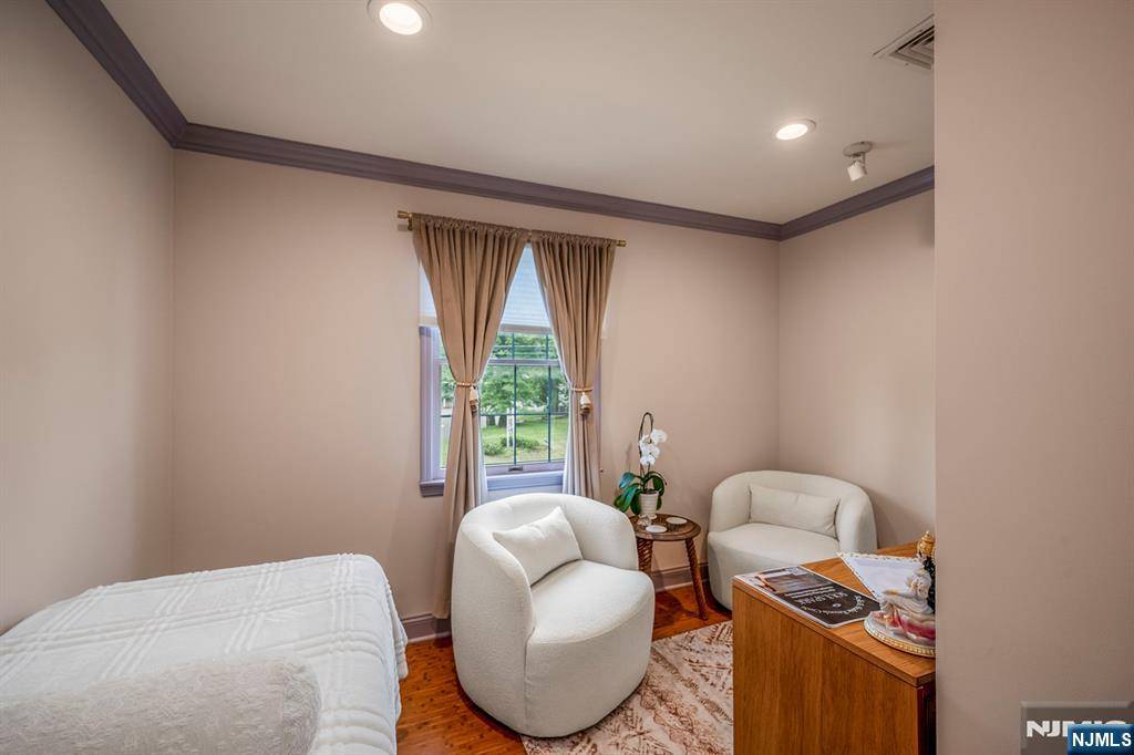 Wyckoff, NJ 07481,365 Franklin AVE #201