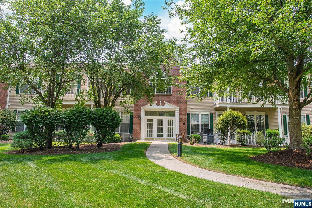 Wayne, NJ 07470,1106 Four Seasons DR