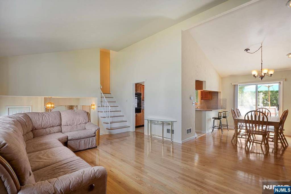 Totowa, NJ 07512,16 Craig CT