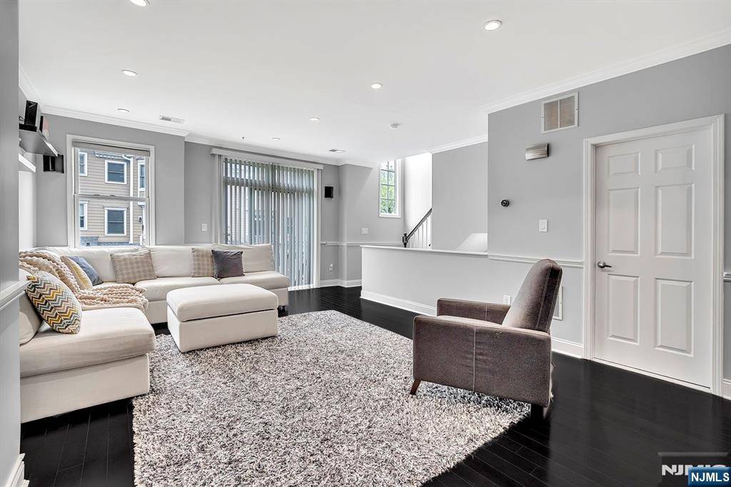 West New York, NJ 07093,274 Roslyn CT
