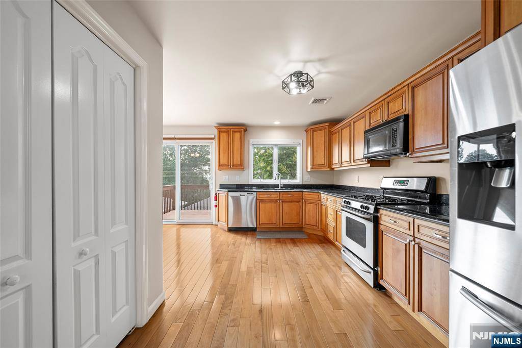 Palisades Park, NJ 07650,269B 7th ST