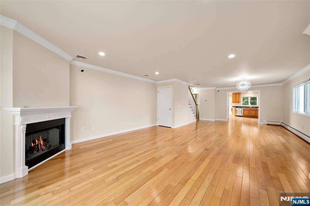 Palisades Park, NJ 07650,269B 7th ST