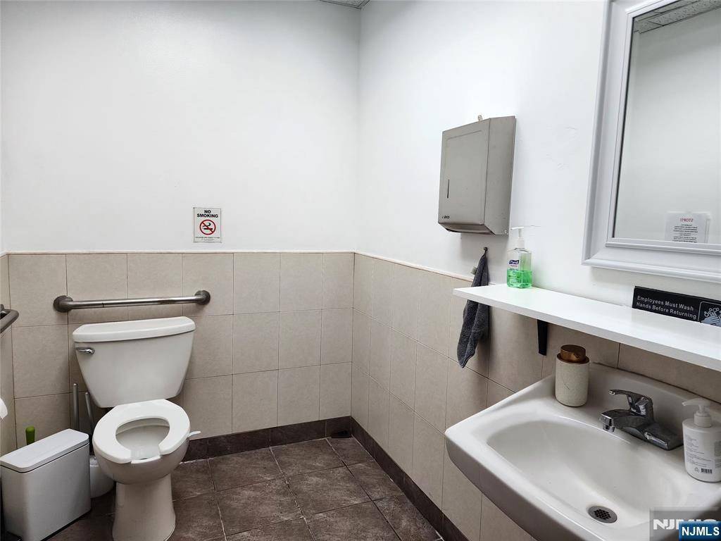 Palisades Park, NJ 07650,408 Broad AVE