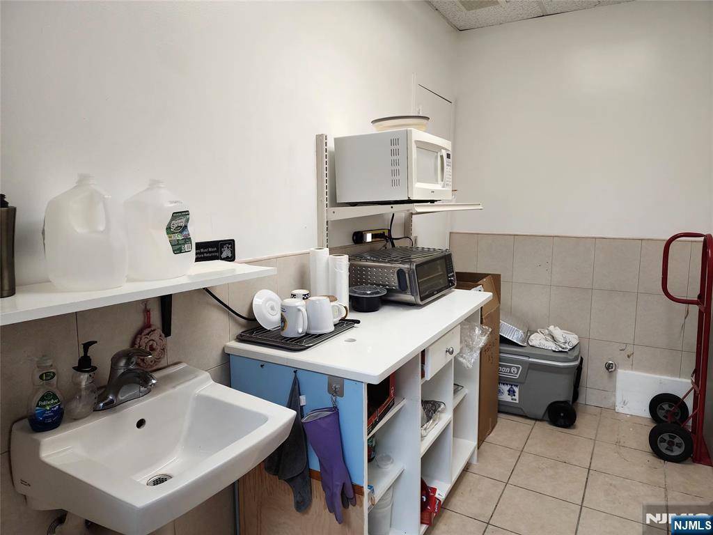Palisades Park, NJ 07650,408 Broad AVE