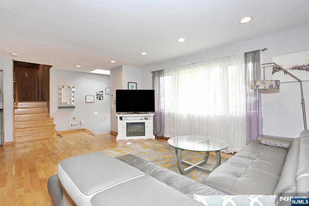 Fair Lawn, NJ 07410,39-23 Pershing ST
