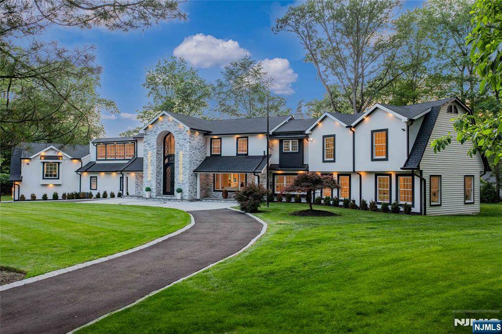 Upper Saddle River, NJ 07458,27 Applewood DR