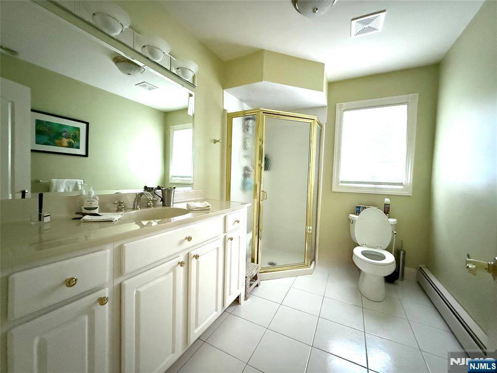 Paramus, NJ 07652,376 Willard RD