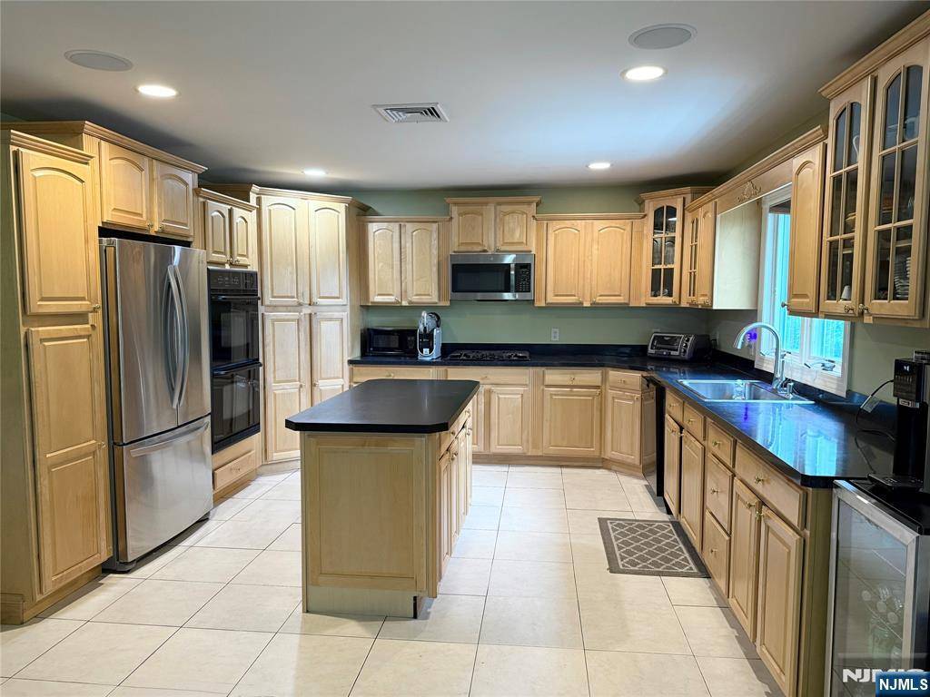 Paramus, NJ 07652,376 Willard RD