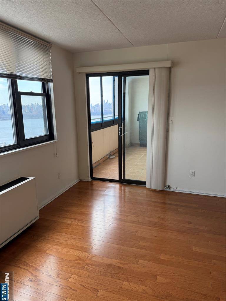Cliffside Park, NJ 07010,250 Gorge #23A