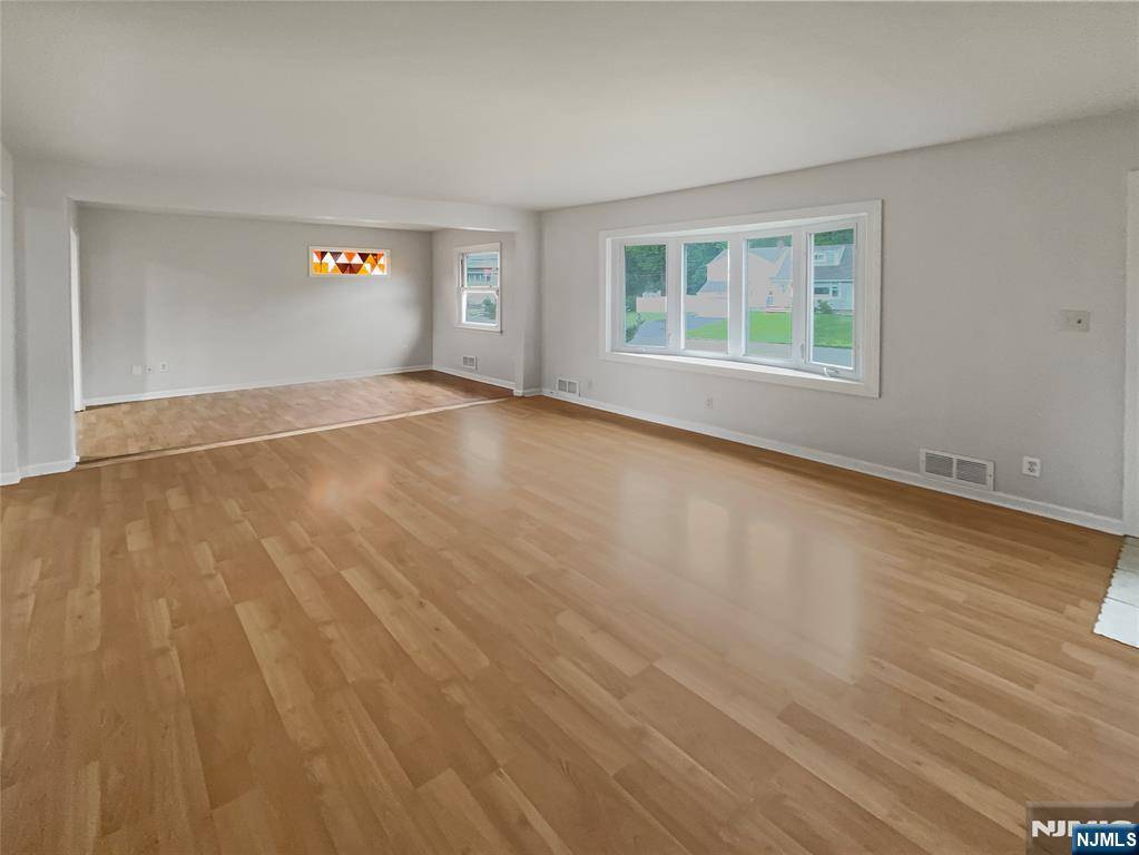 Little Falls, NJ 07424,21 Meadow DR
