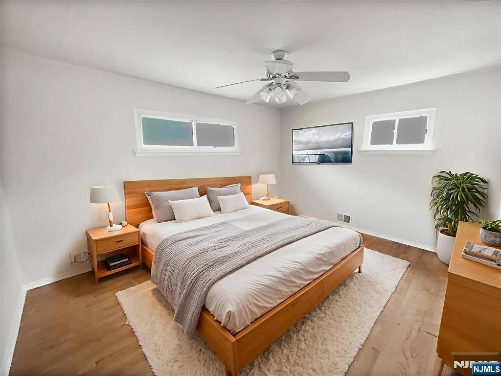 Little Falls, NJ 07424,21 Meadow DR