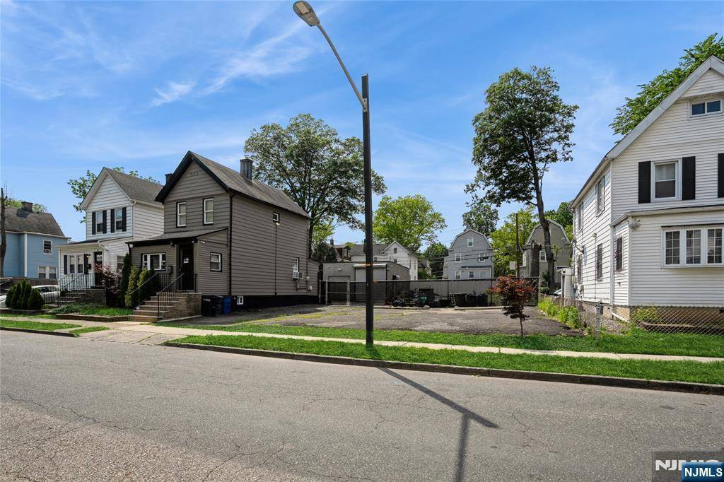 East Orange, NJ 07018,21 Crawford ST