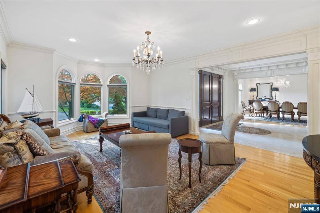 Englewood Cliffs, NJ 07632,71 Roberts RD
