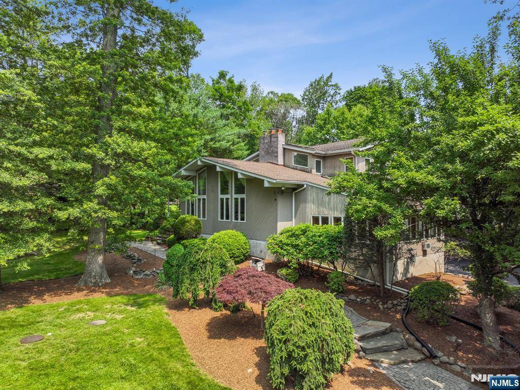 Upper Saddle River, NJ 07458,11 Rising Ridge RD