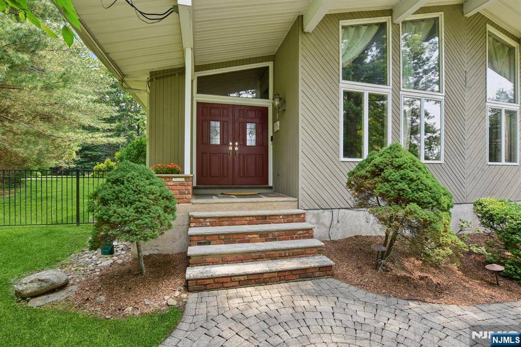 Upper Saddle River, NJ 07458,11 Rising Ridge RD