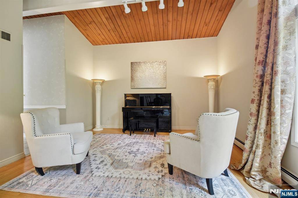 Upper Saddle River, NJ 07458,11 Rising Ridge RD