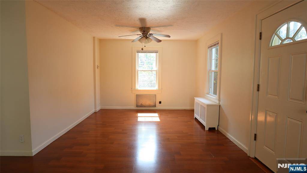 Edgewater, NJ 07020,5 Leary LN