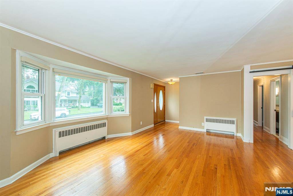 Wyckoff, NJ 07481,299 Martom RD