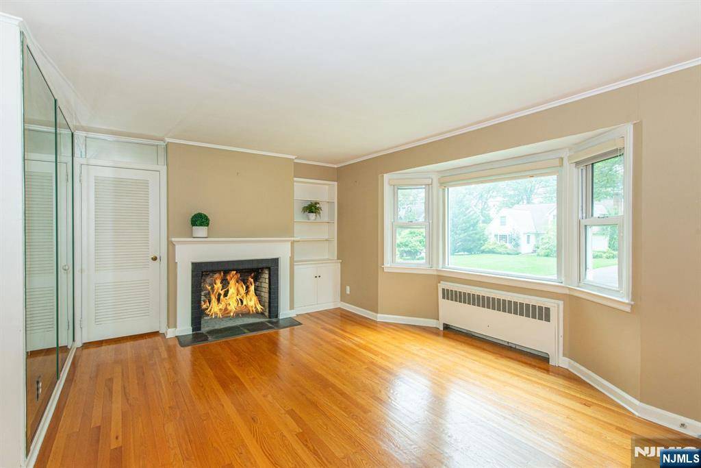 Wyckoff, NJ 07481,299 Martom RD