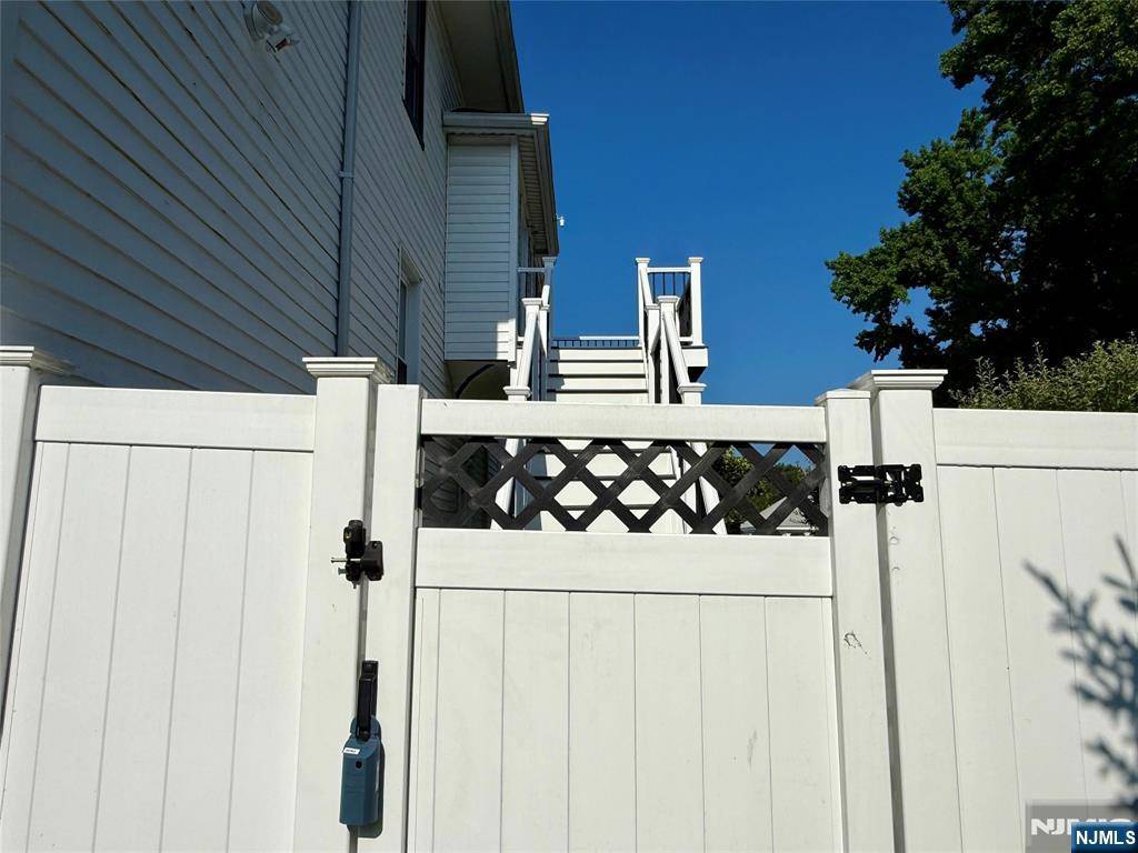 Roselle Park, NJ 07204,404 Walnut ST #2