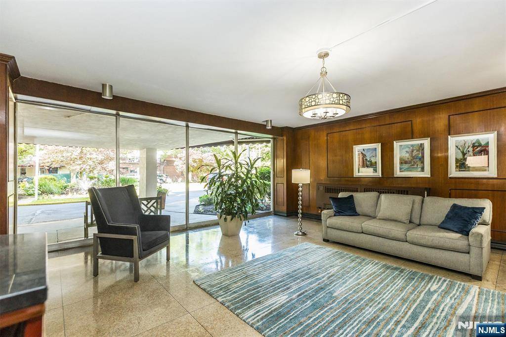 Montclair, NJ 07043,530 Valley RD #5L