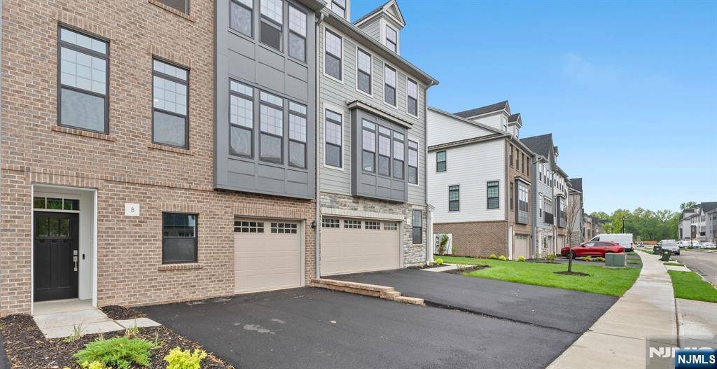 Upper Saddle River, NJ 07458,8 Cinnamon DR
