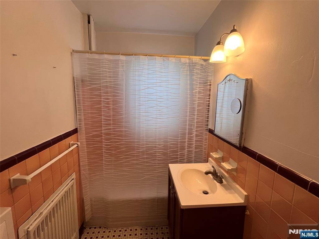 Teaneck, NJ 07666,735 Elm AVE #2C